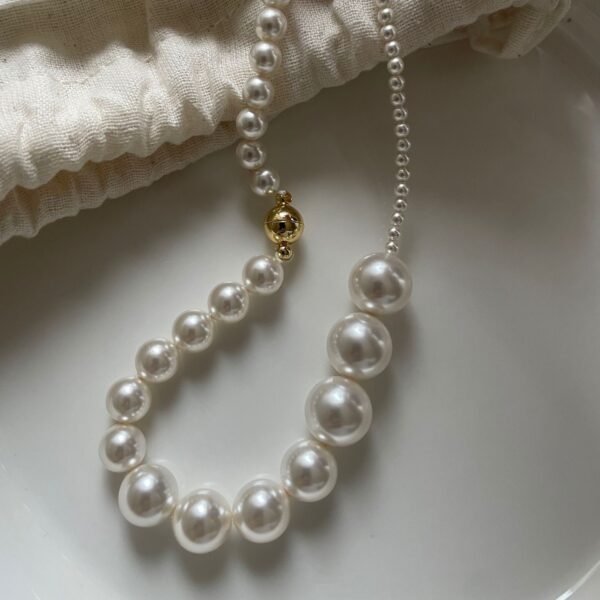 009-Necklace with magnetic clasp and imitation pearl and gold balls
