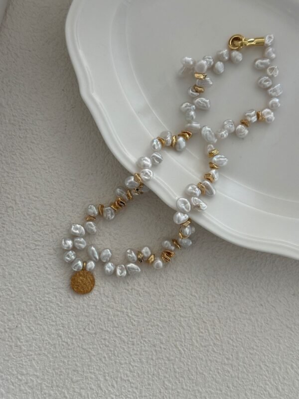 657-Pearl and gold keshi necklace