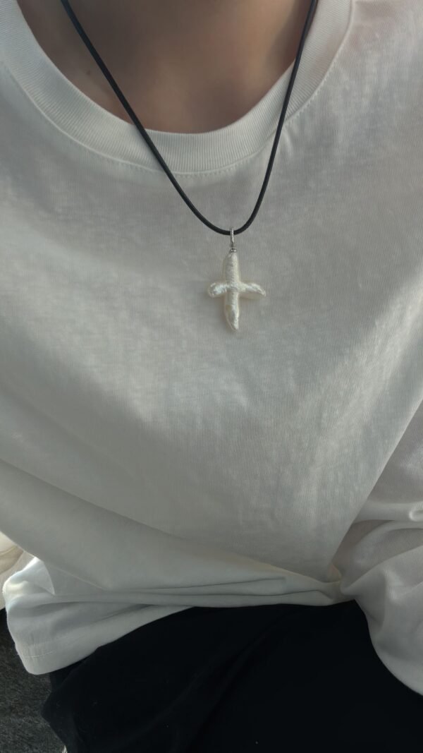 678-Cross Pearl Leather String Necklace